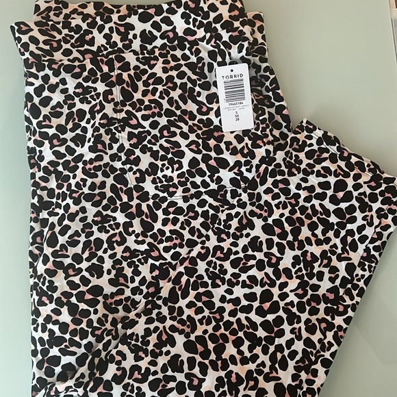 🌻NWT Torrid Brown/Pink/Tan Leopard Animal Print Leggings Size 5X | Size 28 - Picture 6 of 7